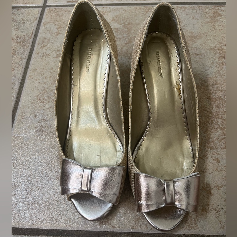 Like new Avenue women’s gold heels size 8